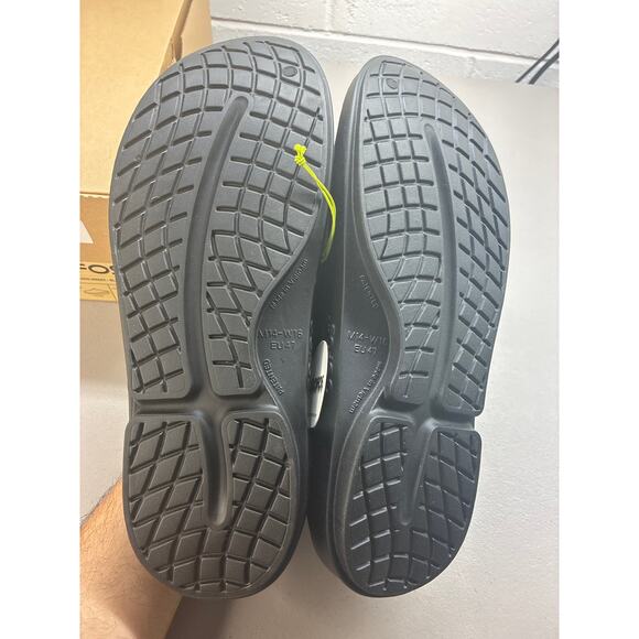 Oofos OOCLOOG men size 14 black slippers clogs new with box